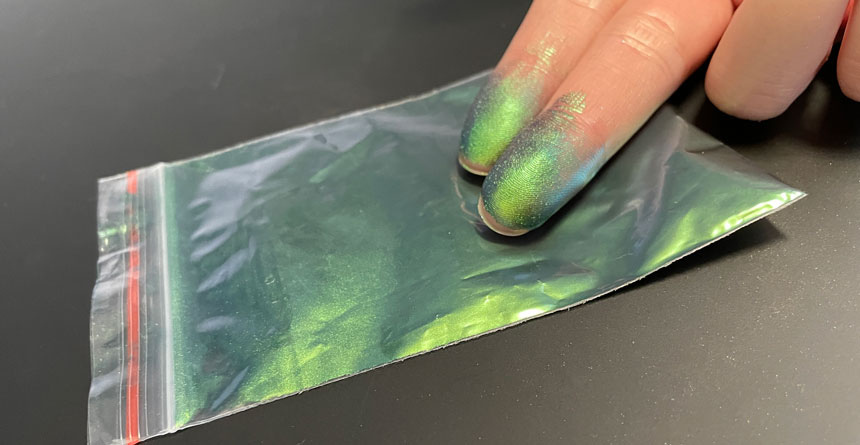 Pigment magnétique à changement de couleur vert-or-bleu