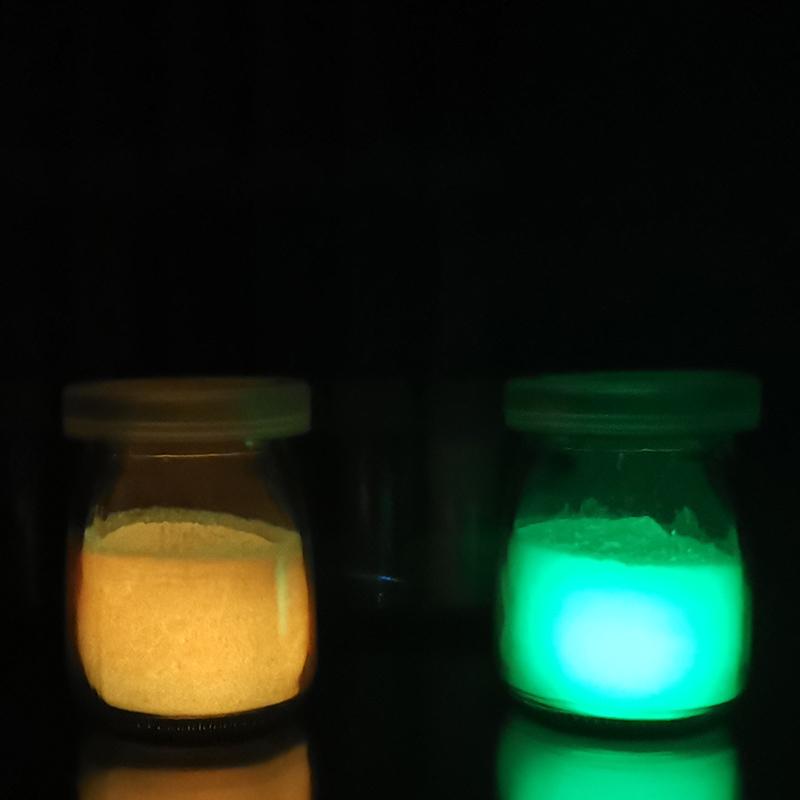pigment lumineux dans une bouteille en verre