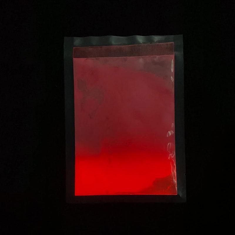 Poudre pigmentée rouge qui brille dans le noir