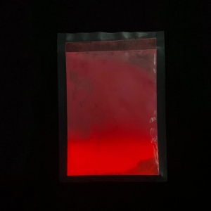 Poudre pigmentée rouge qui brille dans le noir