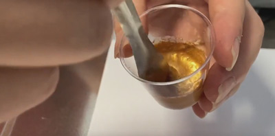 Comment disperser plus facilement les pigments nacrés ?